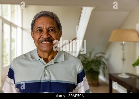 Porträt eines glücklichen älteren, birassischen Mannes zu Hause mit Kopierraum Stockfoto
