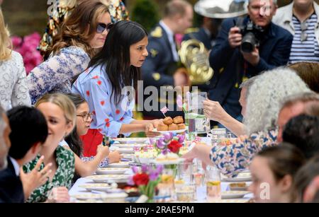 Krönung Big Lunch, ausgerichtet von Rishi Sunak und seiner Frau Akshata Murty in Downing Street, London, Großbritannien. 7. Mai 2023 Stockfoto