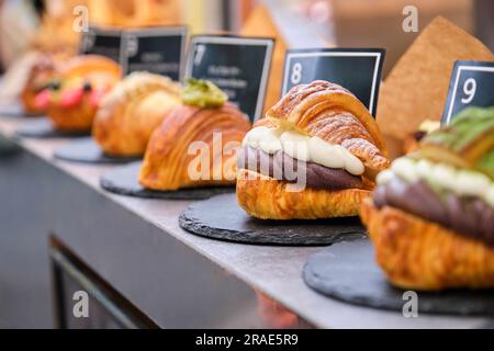 Gefüllte Croissants auf einem Osaka Street Food Markt in Japan. Stockfoto
