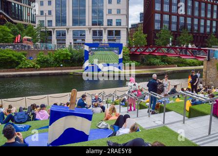 London, Großbritannien. 3. Juli 2023 Zu Beginn der diesjährigen Tennismeisterschaft sehen die Massen Wimbledon auf einer großen Leinwand neben dem Regent's Canal in King's Cross. Kredit: Vuk Valcic/Alamy Live News Stockfoto