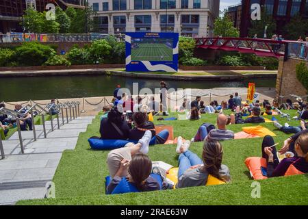 London, Großbritannien. 3. Juli 2023 Zu Beginn der diesjährigen Tennismeisterschaft sehen die Massen Wimbledon auf einer großen Leinwand neben dem Regent's Canal in King's Cross. Kredit: Vuk Valcic/Alamy Live News Stockfoto