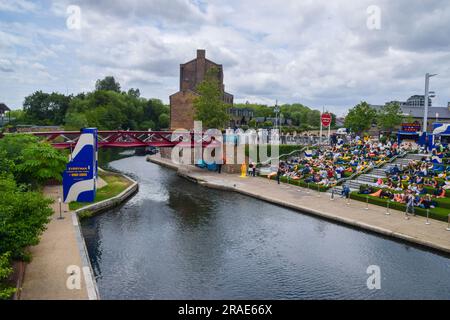 London, Großbritannien. 3. Juli 2023 Zu Beginn der diesjährigen Tennismeisterschaft sehen die Massen Wimbledon auf einer großen Leinwand neben dem Regent's Canal in King's Cross. Kredit: Vuk Valcic/Alamy Live News Stockfoto