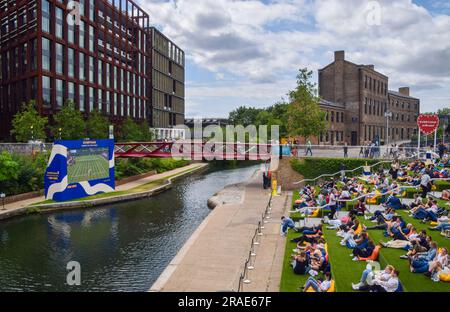 London, Großbritannien. 3. Juli 2023 Zu Beginn der diesjährigen Tennismeisterschaft sehen die Massen Wimbledon auf einer großen Leinwand neben dem Regent's Canal in King's Cross. Kredit: Vuk Valcic/Alamy Live News Stockfoto
