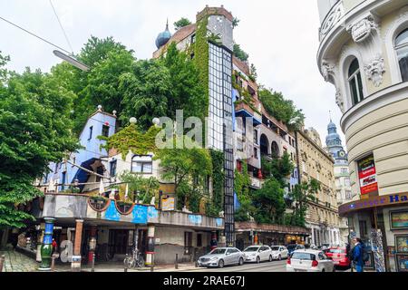 WIEN, ÖSTERREICH - 22. MAI 2019: Dies ist die Fassade des Hundertwasser-Hauses entlang der Levengegasse. Stockfoto