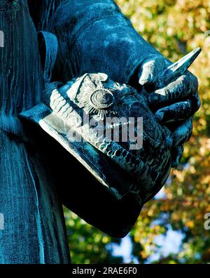 Pickelhaube, Denkmal des preußischen Generals Albrecht Theodor Emil Graf von Roon, Berlin, Deutschland Stockfoto