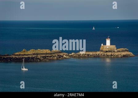 Leuchtturm, Phare Lost-Pic, Pointe de Bilfot, Inselgruppe Mez-de-Goelo, Baie de Saint Brieuc, Bretagne, Frankreich Stockfoto