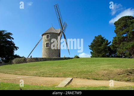 Windmühle, Saint-Quay-Portrieux, Baie de Saint-Brieuc, Etables-sur-Mer, Bretagne, Frankreich, Moulin Saint-Michel Stockfoto