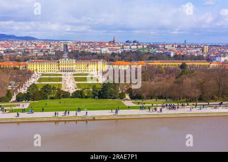 Wien, Österreich - 3. April 2015: Blick auf Schloss Schönbrunn und Wiens Skyline Panorama Stockfoto