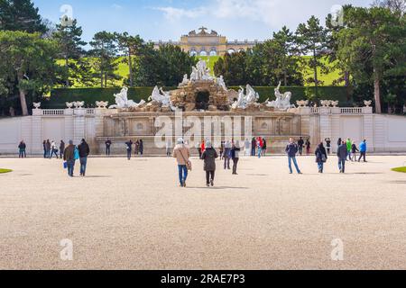 Wien, Aussia - 3. April 2015: Menschen, die zum Neptunbrunnen und Gloriette am Schönbrunn gehen Stockfoto