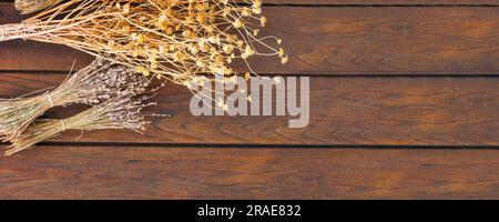 Getrocknete Kräuter und Lavendel auf einem alten braunen Holzbanner mit Kopierbereich Stockfoto