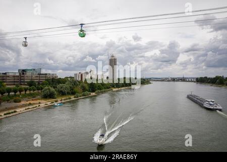 Rheinbank im Bezirk Riehl, links der Hauptsitz der DEVK-Versicherungsgesellschaft, Gondeln der Seilbahn, im Hintergrund das Colonia Hou Stockfoto