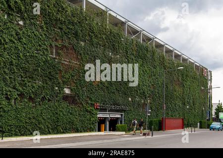 Parkhaus an der Peter-Huppertz-Straße im I/D-Kölner Stadtteil im Stadtteil Mülheim, die Fassade ist mit rund 5000 Pflanzen auf 2000 Squa bepflanzt Stockfoto