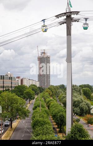 Straße Niederlaender Ufer im Stadtteil Riehl, Gondeln der Seilbahn, im Hintergrund das Kolonialhaus, Rhein, Köln, Deutschland Straße Niede Stockfoto