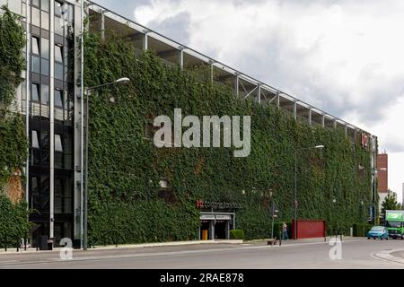 Parkhaus an der Peter-Huppertz-Straße im I/D-Kölner Stadtteil im Stadtteil Mülheim, die Fassade ist mit rund 5000 Pflanzen auf 2000 Squa bepflanzt Stockfoto