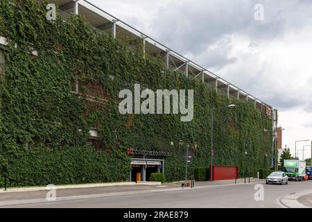 Parkhaus an der Peter-Huppertz-Straße im I/D-Kölner Stadtteil im Stadtteil Mülheim, die Fassade ist mit rund 5000 Pflanzen auf 2000 Squa bepflanzt Stockfoto