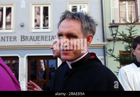 Deutschland. 04. Juli 2023. Freiburg - FRIBURGO, PADRE GEORG GAENSWEIN PARTECIPA AI FUNERALI DEL PRECEDENTE ARCIVESCOVO DI FRIBURGO, OSKAR SAIER, CHE L'AVEVA CONSACRATO DIACONO Deutschland, Freiburg - 10. Januar 2008 Monsignore Georg Gaenswein, persönlicher Sekretär des ehemaligen Erzbischofes Benedikt des Freiburg Battenwein. Redaktionelle Verwendung Nur Kredit: Independent Photo Agency/Alamy Live News Stockfoto