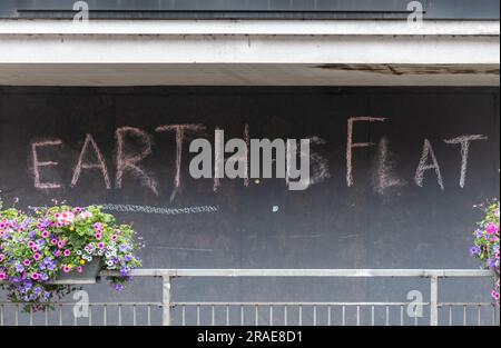 Earth ist Flat Graffiti in einem geschlossenen Laden, Großbritannien Stockfoto