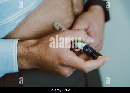 Brasilien. 27. Juni 2023. In dieser Abbildung injiziert ein Mann Humaninsulin in den Körper zur Blutzuckerkontrolle. Kredit: SOPA Images Limited/Alamy Live News Stockfoto