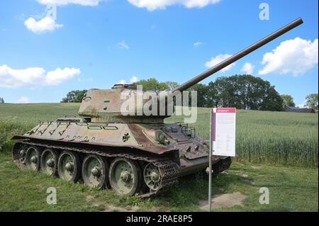 17. Juni 2023, Thürigen, Mödlareuth: Ein T34/85 großer Kampfpanzer der Sowjetarmee ist an der ehemaligen innerdeutschen Grenze bei Mödlareuth zu sehen. Dieses Fahrzeug wurde im Zweiten Weltkrieg verwendet und ist jetzt eine Ausstellung am deutsch-deutschen Museumsdenkmal. Foto: Heiko Rebsch/dpa Stockfoto