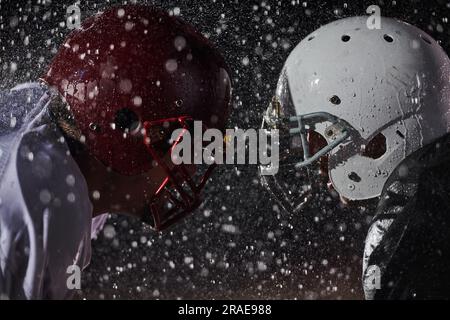 Zwei amerikanische Fußballspieler in Silhouettenschatten auf weißem Hintergrund Stockfoto