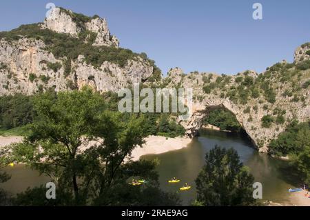 Natursteinbogen Pont d'Arc über dem Fluss Ardeche, Cevennes, Rhone-Alpes, Südfrankreich Stockfoto