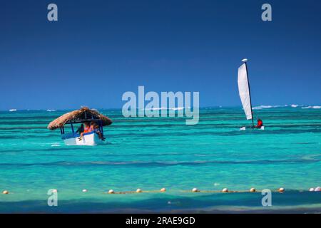 Segelboot auf dem Wasser des karibischen Meeres an heißen Sommertagen. Dominikanische Republik Stockfoto