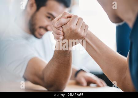 Kräftig, Hände und Nahtaufnahmen von Männern, die auf einem Tisch kämpfen und spielerisch für eine Herausforderung sind. Rivalität, Spiel und Zoom männlicher Leute, die ihre Kräfte einsetzen Stockfoto