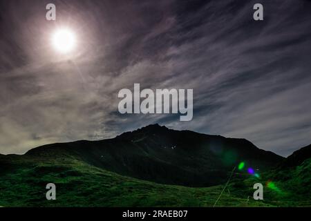 Wunderschöne Sommerberglandschaft. Himmel mit Wolken über Schichten von grünen Hügeln und Bergen. Norwegen. Hochwertiges Foto Stockfoto