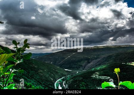 Wunderschöne Sommerberglandschaft. Himmel mit Wolken über Schichten von grünen Hügeln und Bergen. Norwegen. Hochwertiges Foto Stockfoto