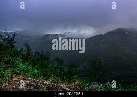 Wunderschöne Sommerberglandschaft. Himmel mit Wolken über Schichten von grünen Hügeln und Bergen. Norwegen. Hochwertiges Foto Stockfoto