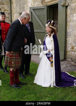 König Karl III. Begrüßt die Bo'ness Fair Queen, Lexi Schottland, während seines Besuchs im Kinneil House in Edinburgh, der ersten Holyrood Woche seit seiner Krönung. Foto: Montag, 3. Juli 2023. Stockfoto