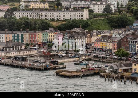 Cobh, Irland, EU. 9. Juni 2023 Ein Überblick über die malerische Küstenstadt und den Hafen von Cobh in Irland Stockfoto