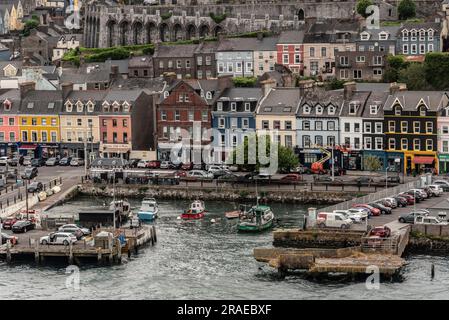 Cobh, Irland, EU. 9. Juni 2023 Ein Überblick über die malerische Küstenstadt und den Hafen von Cobh in Irland Stockfoto