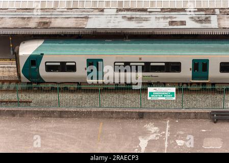 Cobh, County Cork, Irland. 9. Juni 2023 Auf dem Weg nach Cork, dem Zug, der an der Cobh Statation in der Grafschaft Cork Irland steht. Stockfoto