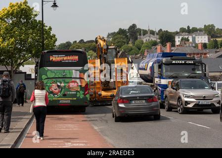 Kinsale, County Cork, Irland. 9. Juni 2023 Verkehrsstaus in der malerischen Marktstadt und dem Seehafen. Stockfoto