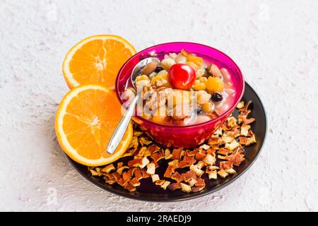 Traditionelles türkisches Orange Ashura Dessert mit Orangenscheiben Stockfoto