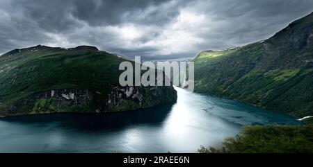 Landschaft von Geirangerfjord und Sieben Schwestern Wasserfall in der Nähe des kleinen Dorfes Geiranger. Blick vom Aussichtspunkt Eagles Road. Sommerabenteuer nach N Stockfoto