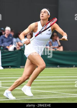 Wimbledon. Caroline Garcia, die Nummer 5, ist in der ersten Runde gegen Katy Volynets aus den Vereinigten Staaten in Aktion. 03. Juli 2023. Am Eröffnungstag im Wimbledon Credit: Adam Stoltman/Alamy Live News Stockfoto