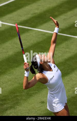 Wimbledon. Caroline Garcia, die Nummer 5, ist in der ersten Runde gegen Katy Volynets aus den Vereinigten Staaten in Aktion. 03. Juli 2023. Am Eröffnungstag im Wimbledon Credit: Adam Stoltman/Alamy Live News Stockfoto