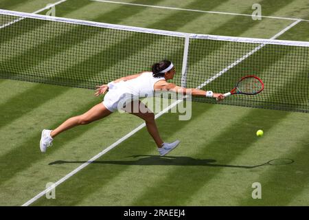 Wimbledon. Caroline Garcia, die Nummer 5, ist in der ersten Runde gegen Katy Volynets aus den Vereinigten Staaten in Aktion. 03. Juli 2023. Am Eröffnungstag im Wimbledon Credit: Adam Stoltman/Alamy Live News Stockfoto