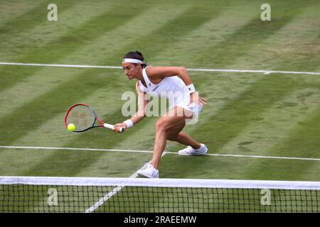 Wimbledon. Caroline Garcia, die Nummer 5, ist in der ersten Runde gegen Katy Volynets aus den Vereinigten Staaten in Aktion. 03. Juli 2023. Am Eröffnungstag im Wimbledon Credit: Adam Stoltman/Alamy Live News Stockfoto