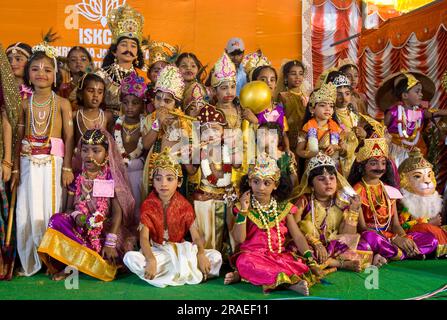 Kinder verkleidet als lord Krishna auf dem Janmashtami Krishna Jayanthi Festival Carnival in ISKCON in Coimbatore, Tamil Nadu, Südindien, Indien, Asien Stockfoto