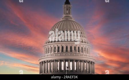 Panoramabild der Kuppel des Kapitols der Vereinigten Staaten mit einer hellen, neutralen Hintergrund. Stockfoto