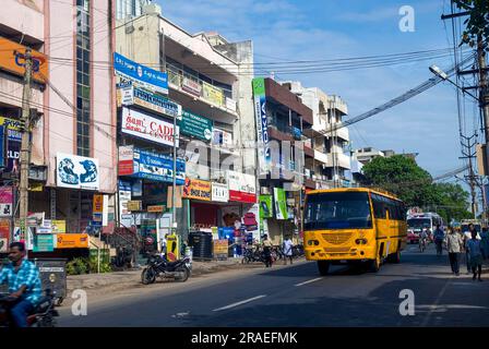 Tiruppur Tirupur Town Street, Tamil Nadu, Südindien, Indien, Asien. Tiruppur ist eine wichtige Nabe für Textil- und Strickmode, die 90 % der gesamten Baumwolle ausmacht Stockfoto