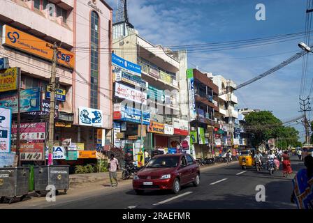 Tiruppur Tirupur Town Street, Tamil Nadu, Südindien, Indien, Asien. Tiruppur ist eine wichtige Nabe für Textil- und Strickmode, die 90 % der gesamten Baumwolle ausmacht Stockfoto