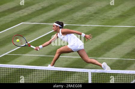 Wimbledon. Caroline Garcia, die Nummer 5, ist in der ersten Runde gegen Katy Volynets aus den Vereinigten Staaten in Aktion. 03. Juli 2023. Am Eröffnungstag in Wimbledon. Kredit: Adam Stoltman/Alamy Live News Stockfoto