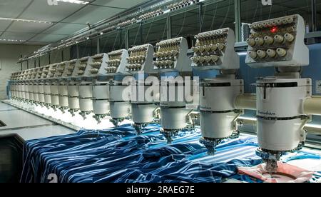 Computergestützte automatische Stickerei in einer Bekleidungsindustrie, Tiruppur Tirupur, Tamil Nadu, Südindien, Indien, Asien Stockfoto