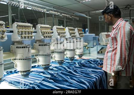 Computergestützte automatische Stickerei in einer Bekleidungsindustrie, Tiruppur Tirupur, Tamil Nadu, Südindien, Indien, Asien Stockfoto