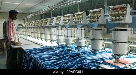 Computergestützte automatische Stickerei in einer Bekleidungsindustrie, Tiruppur Tirupur, Tamil Nadu, Südindien, Indien, Asien Stockfoto