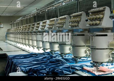 Computergestützte automatische Stickerei in einer Bekleidungsindustrie, Tiruppur Tirupur, Tamil Nadu, Südindien, Indien, Asien Stockfoto